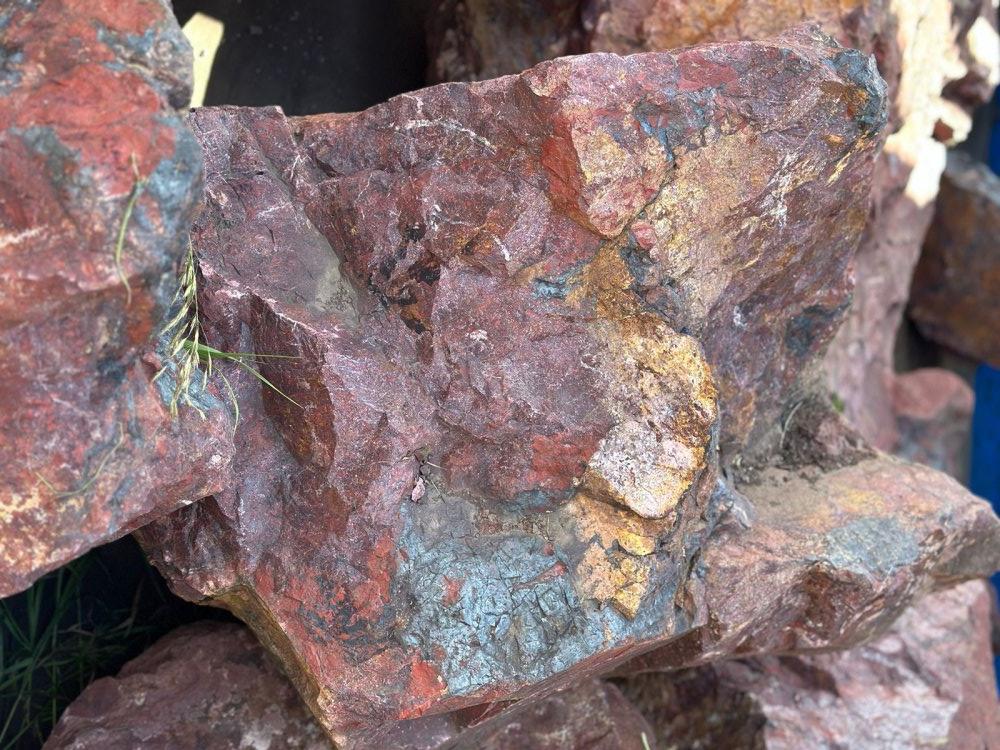 Камни для ландшафтного дизайна красно-фиолетовые 10-60 килограмм купить в Республике Хакасия