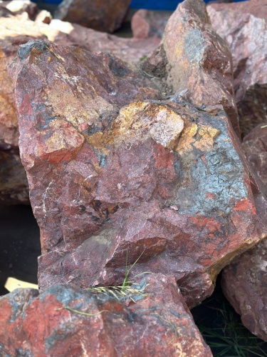 Камни для ландшафтного дизайна красно-фиолетовые 10-60 килограмм купить в Республике Хакасия