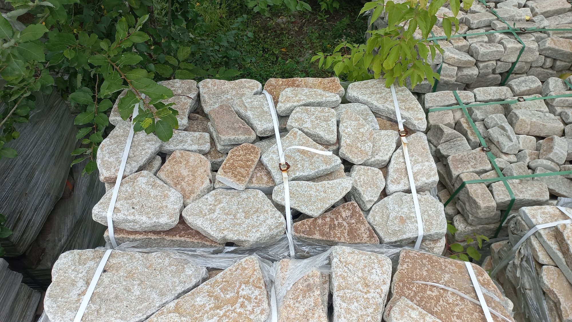 Плитняк галтованный гранитный для ландшафтного дизайна купить в Республике Хакасия