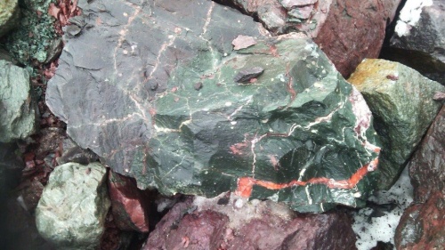 Гигантские зелёные валуны для ландшафтного дизайна весом более 5 тонн купить в Республике Хакасия