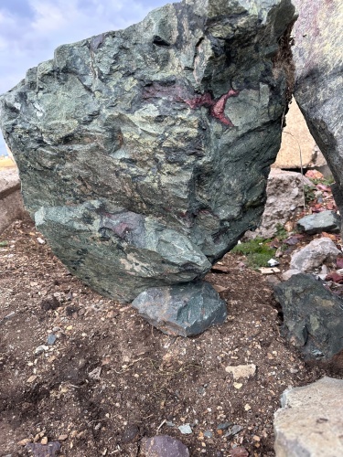 Гигантские зелёные валуны для ландшафтного дизайна весом более 5 тонн купить в Республике Хакасия