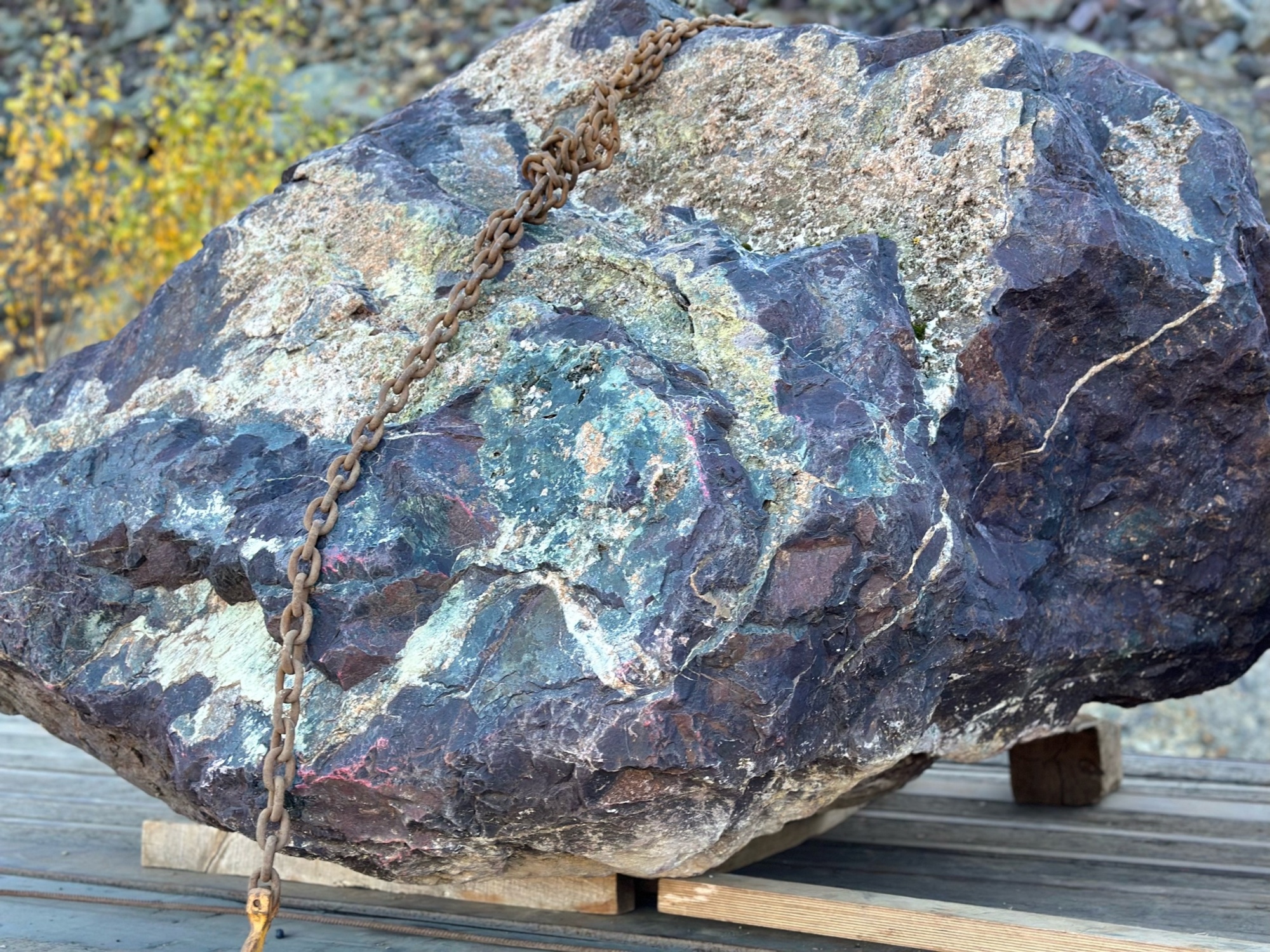 Огромные красно-фиолетовые валуны для ландшафтного дизайна весом более 5 тонн купить в Республике Хакасия