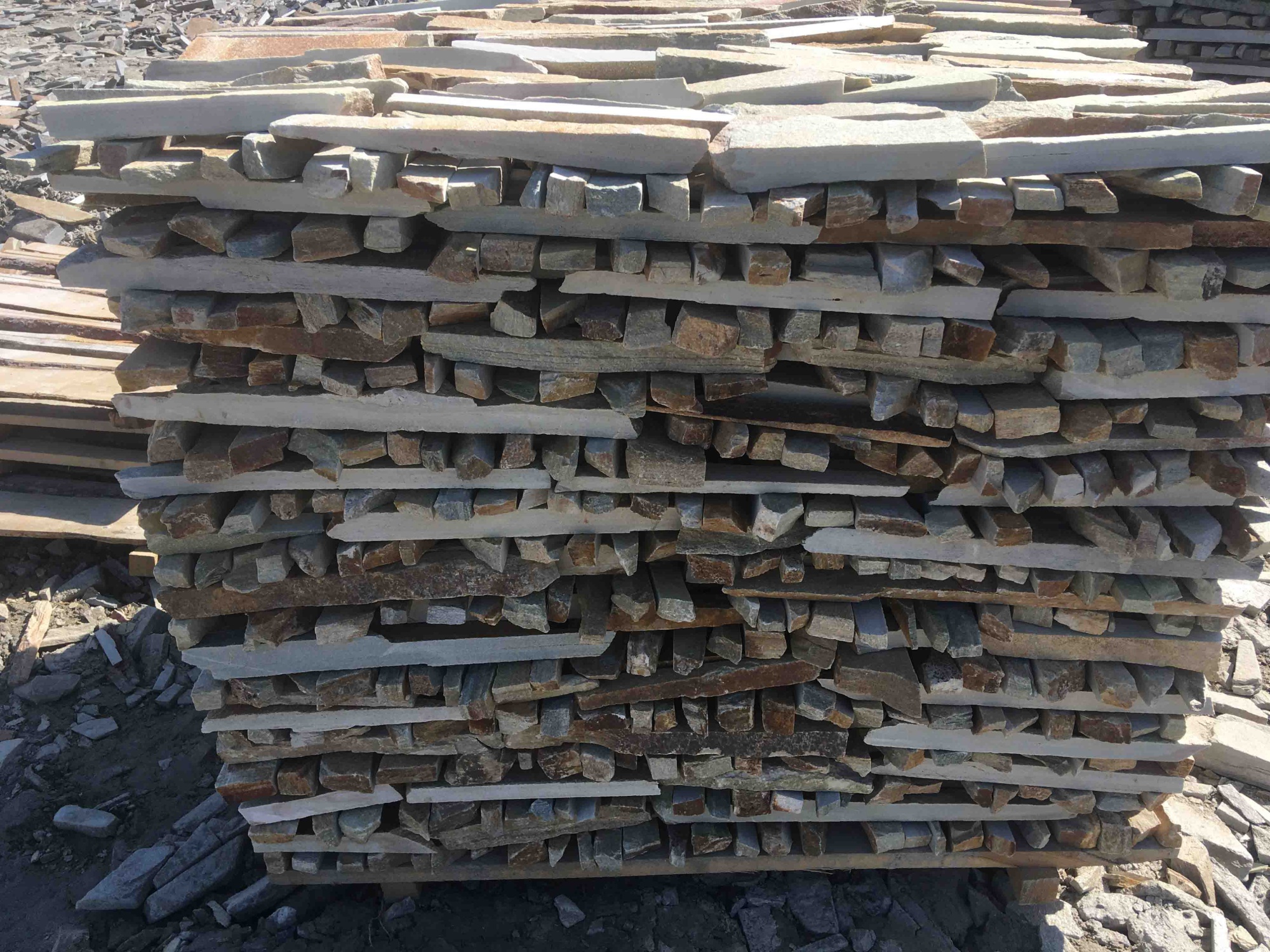 Горбушка златолит золотистый для облицовки купить в Республике Хакасия