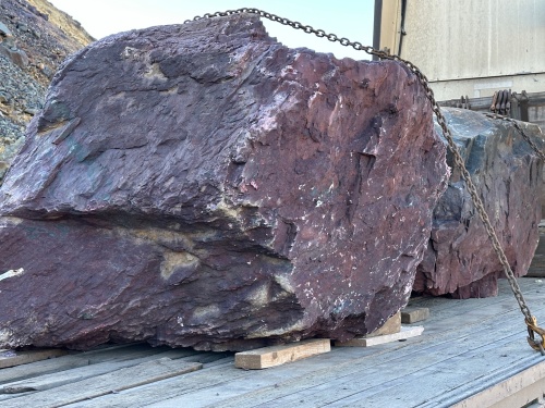 Огромные красно-фиолетовые валуны для ландшафтного дизайна весом более 5 тонн купить в Республике Хакасия