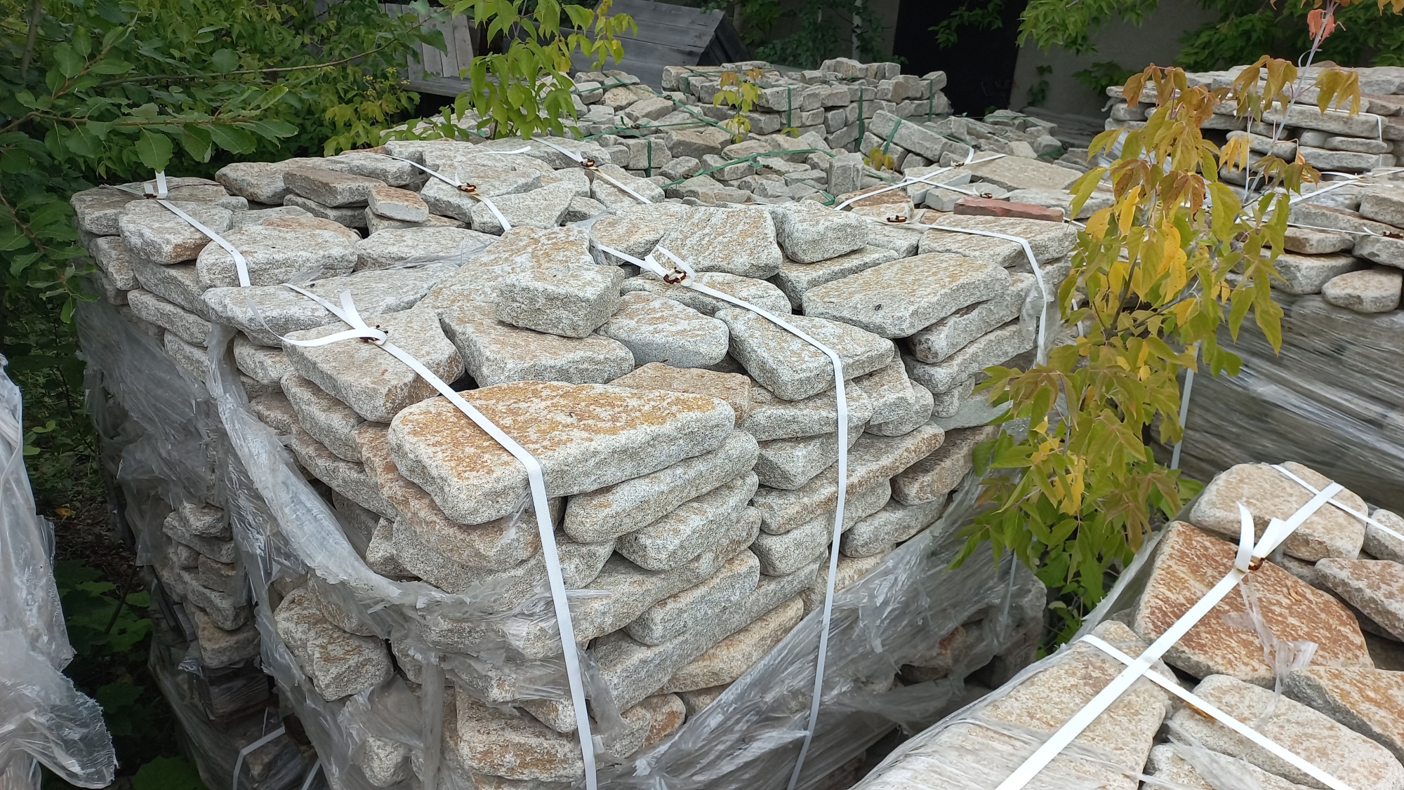 Плитняк галтованный гранитный для ландшафтного дизайна купить в Республике Хакасия