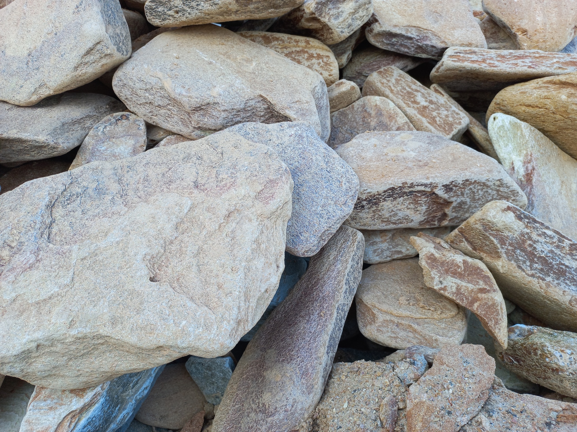 Златолит жёлтый, жёлто-зелёный глыбки и валуны для ланшафтного дизайна купить в Республике Хакасия