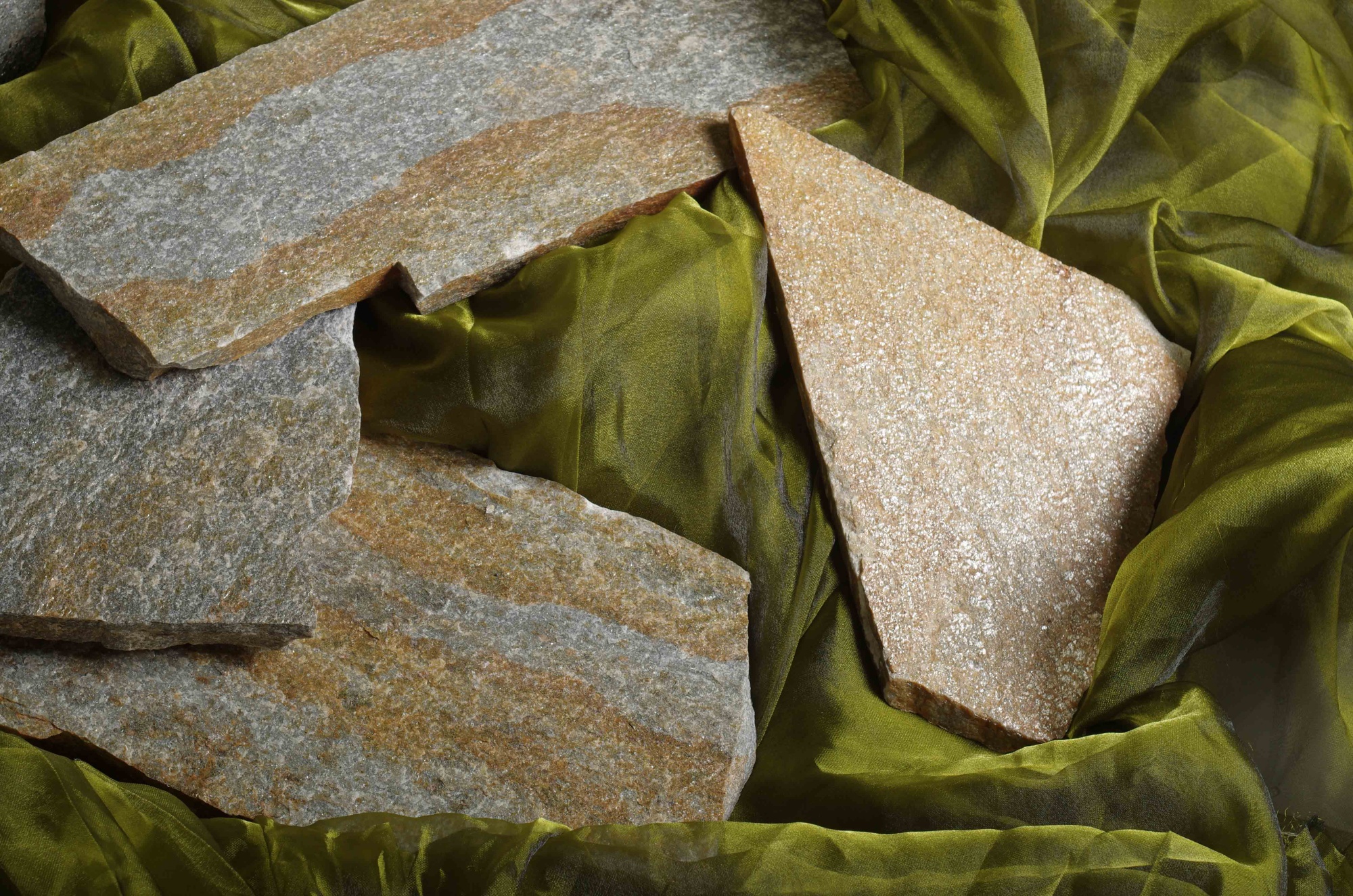 Плитняк златолит Уральский для цоколя, отмостки купить в Республике Хакасия